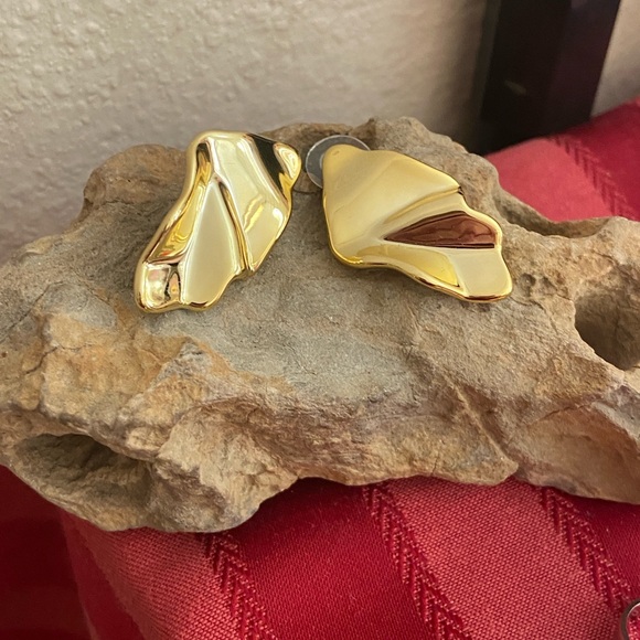 5/$10❤️❤️❤️NEW Gold Tone Plastic Stud Earrings - Picture 1 of 3